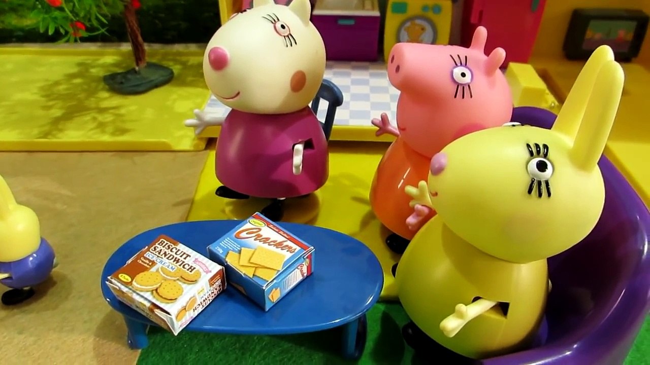 Peppa Pig Свинка Пеппа с друзьями играет в песочнице.
