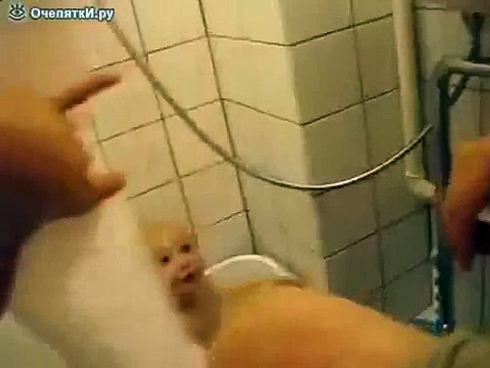 С песней даже детей купать веселее -) Потешные дети