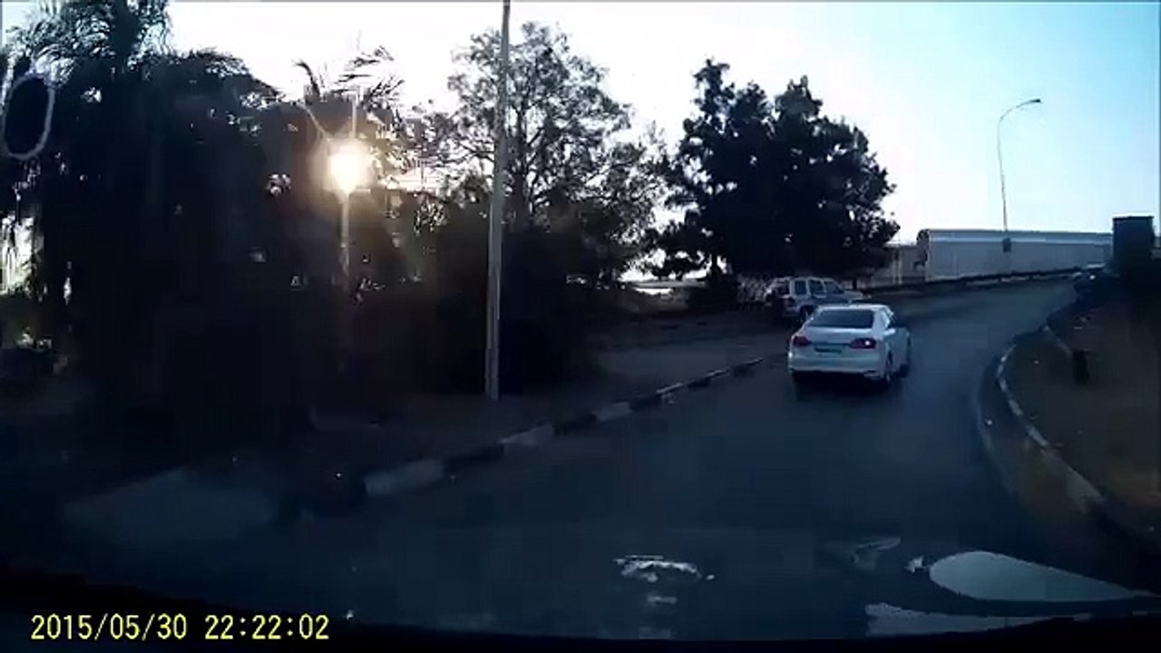 Braquage d'une voiture par un gang en Afrique videosinsolite.com