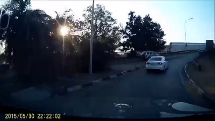 Braquage d'une voiture par un gang en Afrique videosinsolite.com