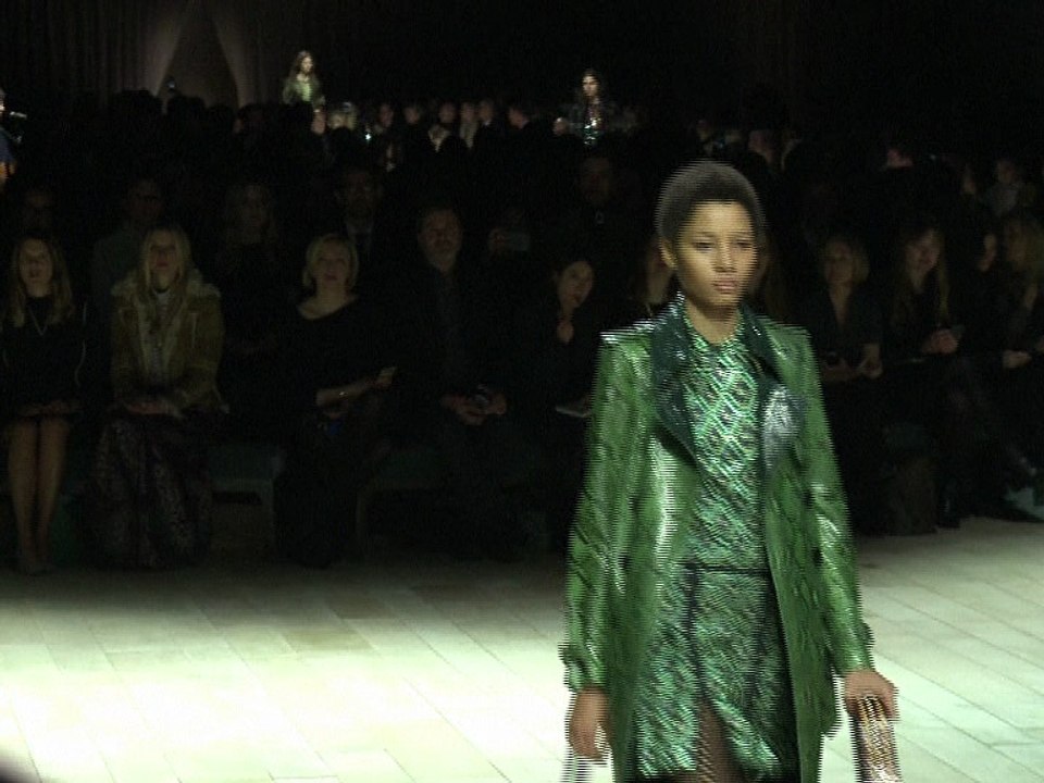 Fashion Week de Londres: Burberry brasse les cultures, Kane voyage dans l'étrange