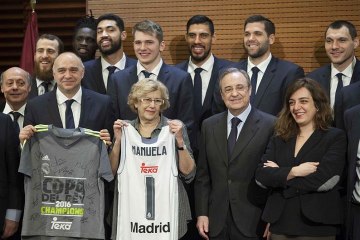 Télécharger la video: Carmena y Cifuentes elogian al Madrid de baloncesto