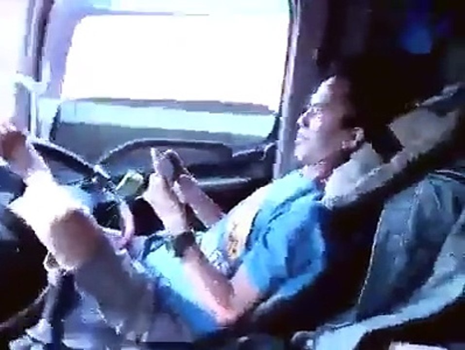 EDAN! Supir ini mengemudi sambil main game
