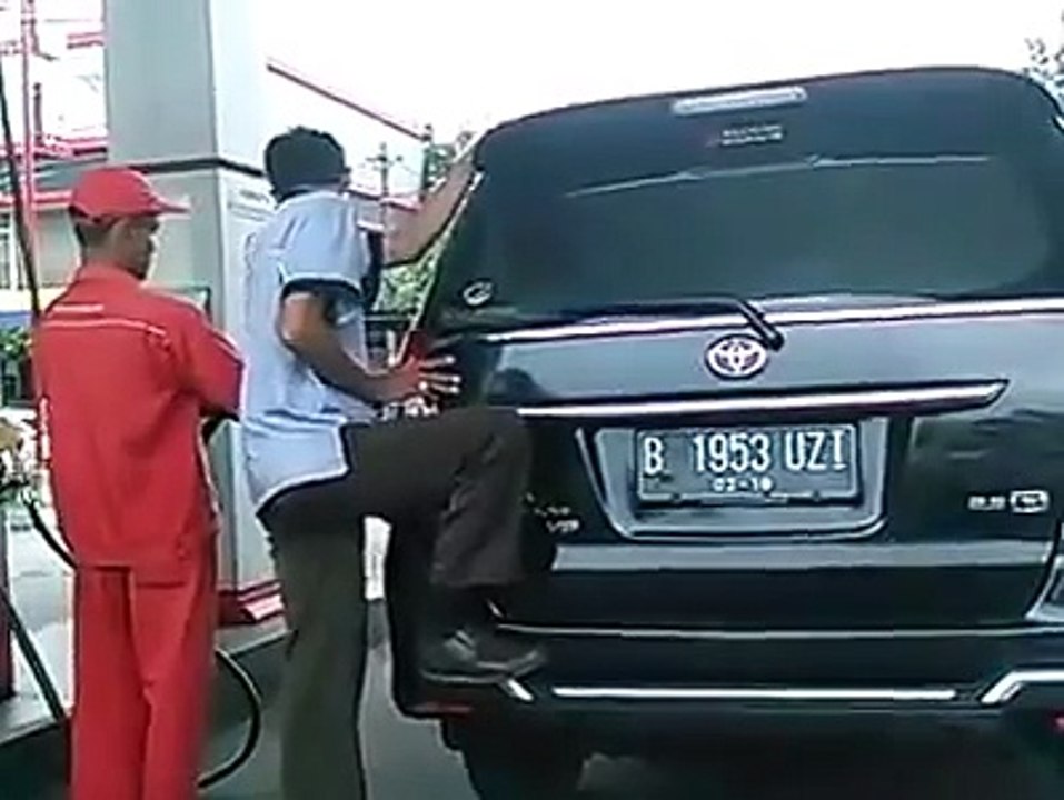 Bercinta Dengan Mobil (18+)