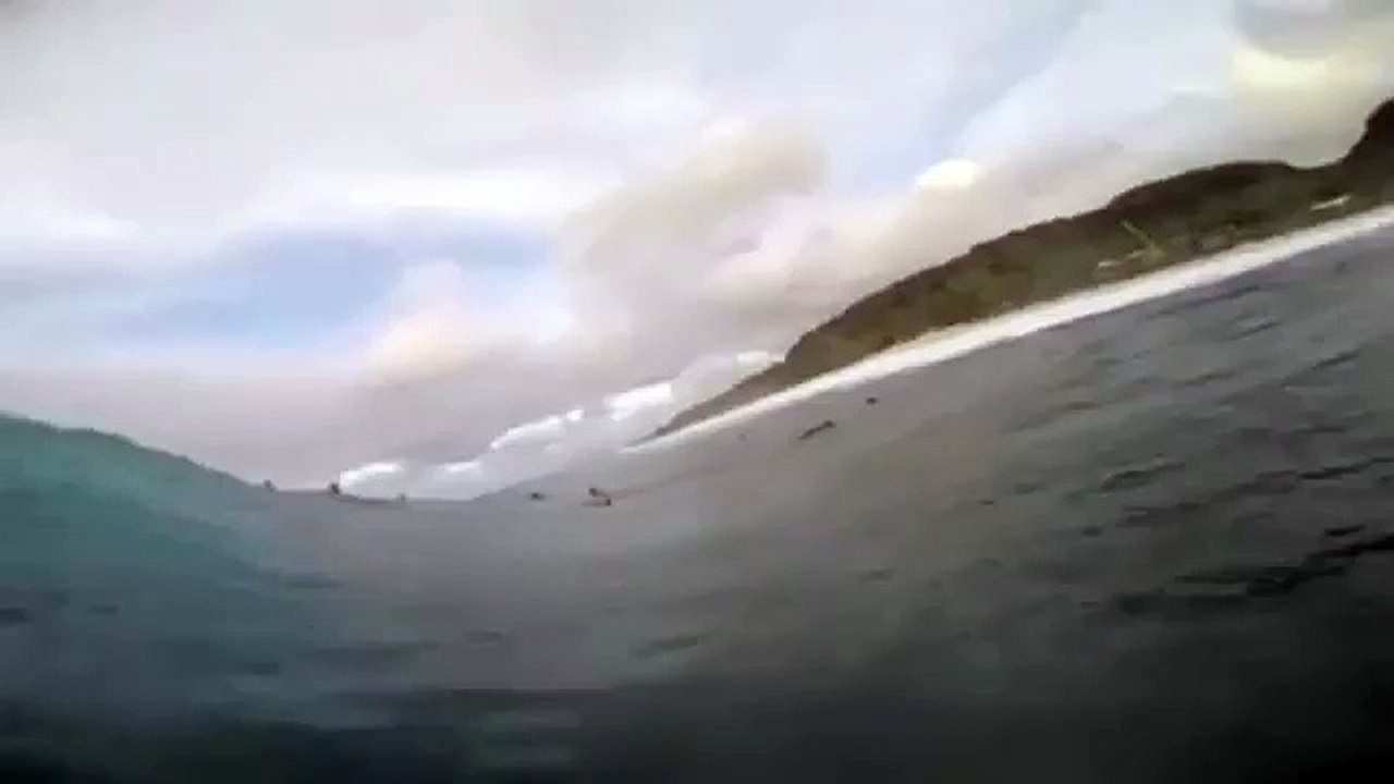 Inilah rasanya berselancar di bawah ombak