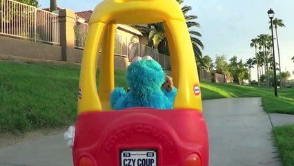 Скачать видео: Cookie Monster Driving Cozy Coupe Sesame Street Cookie Monster Bad Driver Crashing Falling