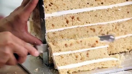 இவர் கேக் செய்யும் அழகை பாருங்கள் !