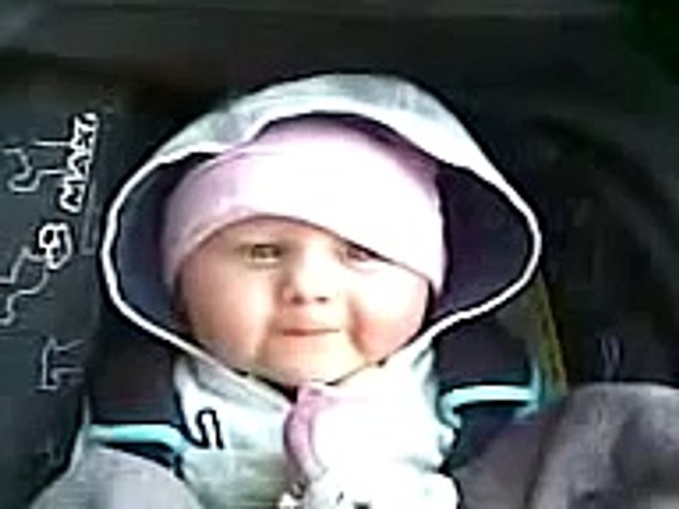 Bébé de 6 mois qui dit _maman_