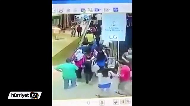 Yürüyen Merdivene Birden Ters Dönerse..