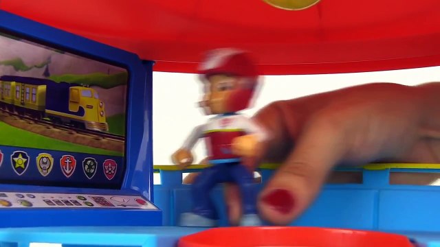 Щенячий патруль мультик с игрушками. Райдер, Гонщик и Скай спасают котенка.