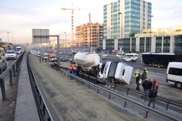 Beton Tankeri Kaza Yaptı, E-5 Trafiğe Kapandı