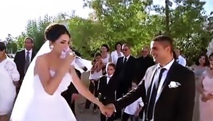 عروس فلسطينية تدهش الحضور بغنائها لزوجها