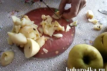 Печёные яблоки, фаршированные курицей