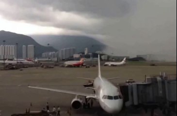 Тропический ливень в аэропорту