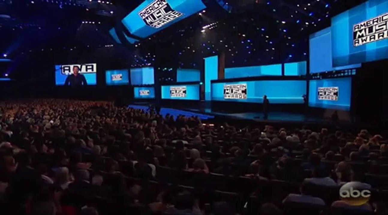 Céline Dion – Hymne à l’amour Tribute to Paris victims American Music Awards 2015