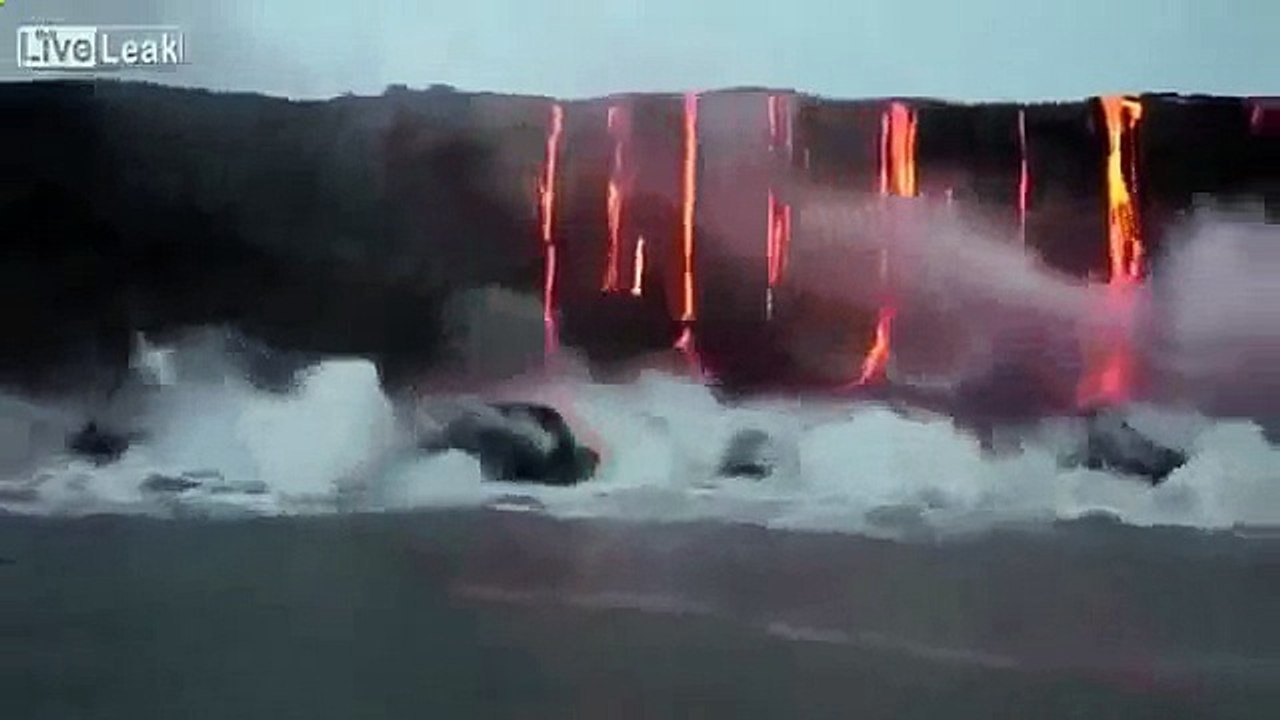 Эффектное зрелище -- Вертикальные потоки лавы стекают в море! Морской лавопад