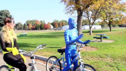 The Amazing Blue Spiderman vs Spidergirl vs Batgirl - Real Life Superhero Battle!