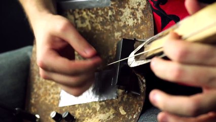 Faire de la guitare sur une pelle... En mode METAL!