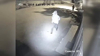 Acemi hırsız, kamerayı kendi yüzüne çevirdi