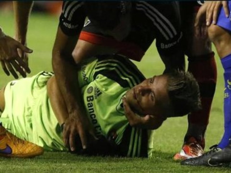 Diziyle Yere Serdi, Kalecinin Çenesini Kırdı