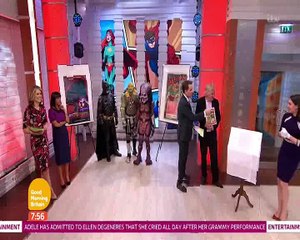 Une présentatrice fait croire aux gens qu'elle a déchiré par maladresse une affiche estimée à 200.000€