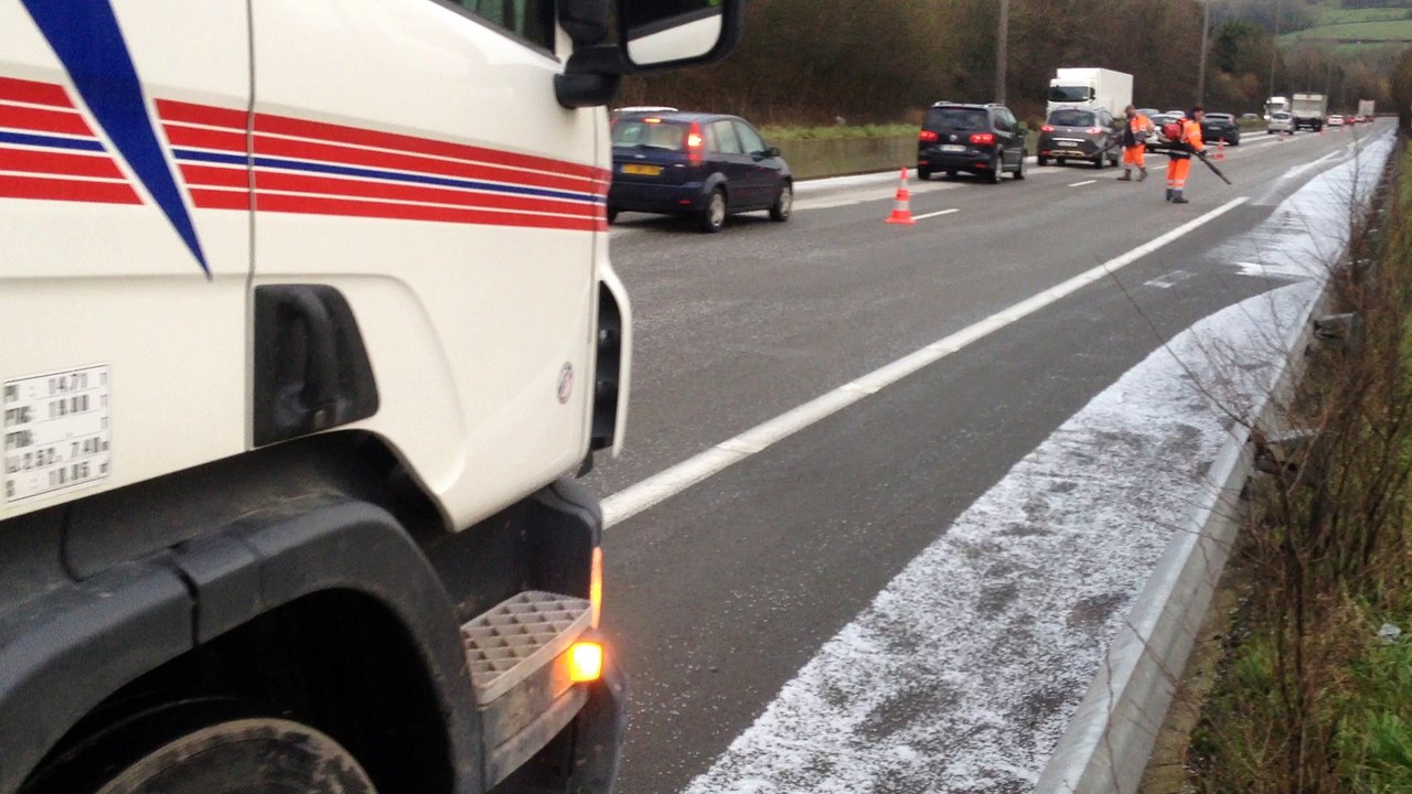 Un camion perd son chargement de billes plastique sur l'A16