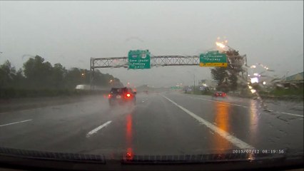Quand la foudre frappe sur l'autoroute. Impressionnant