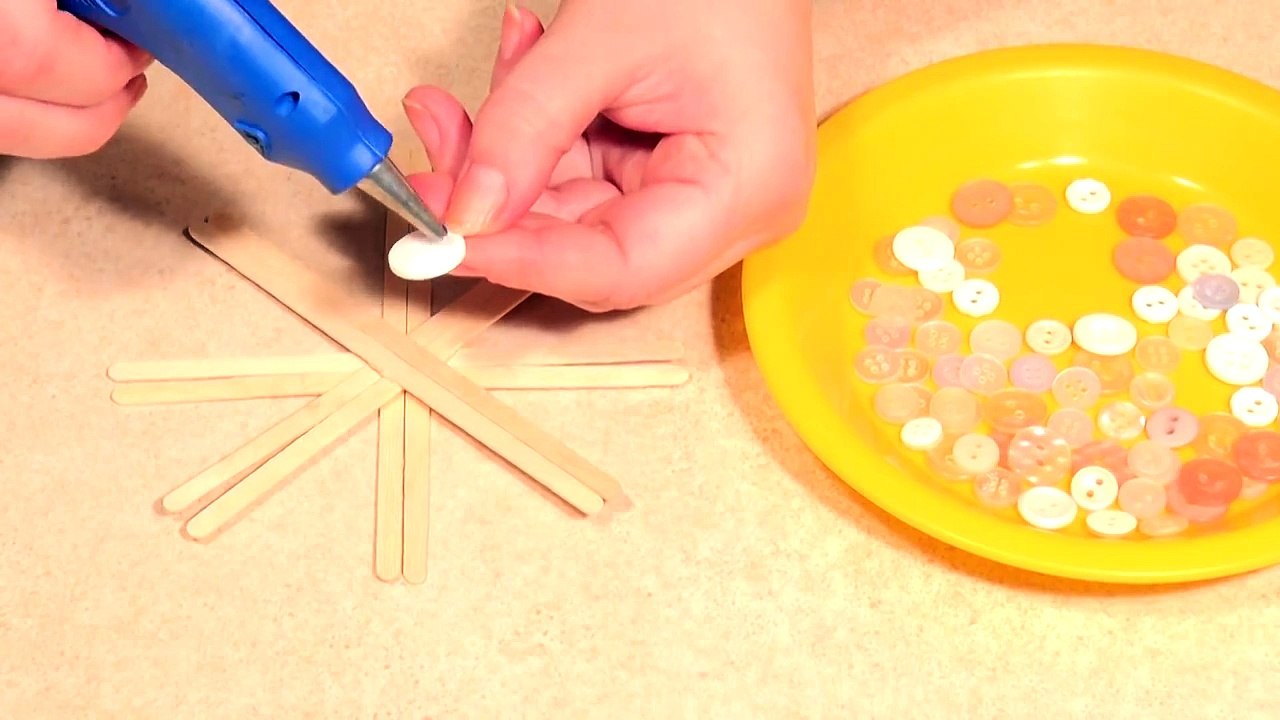 Елочные игрушки своими руками. Снежинка из пуговиц своими руками