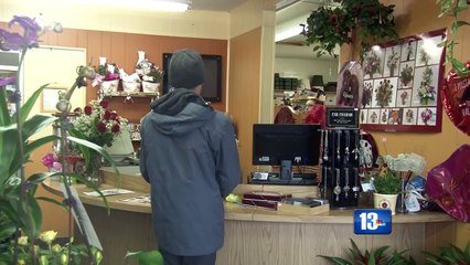 Mulher recebe flores do marido morto no dia de S. Valentim