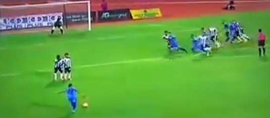 Une trajectoire de fou pour ce but sur coup franc !