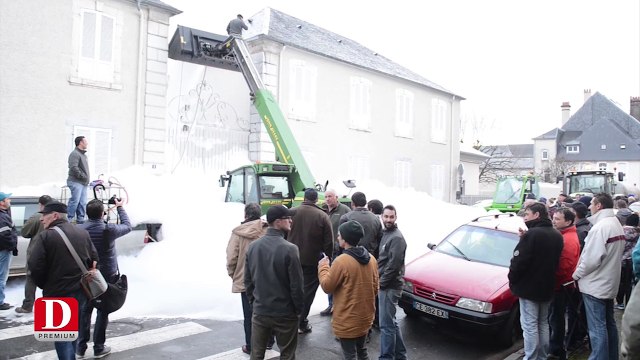 Actions spectaculaires des agriculteurs à Tarbes