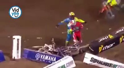 Önüne çıkan rakibini yumruk manyağı yaptı