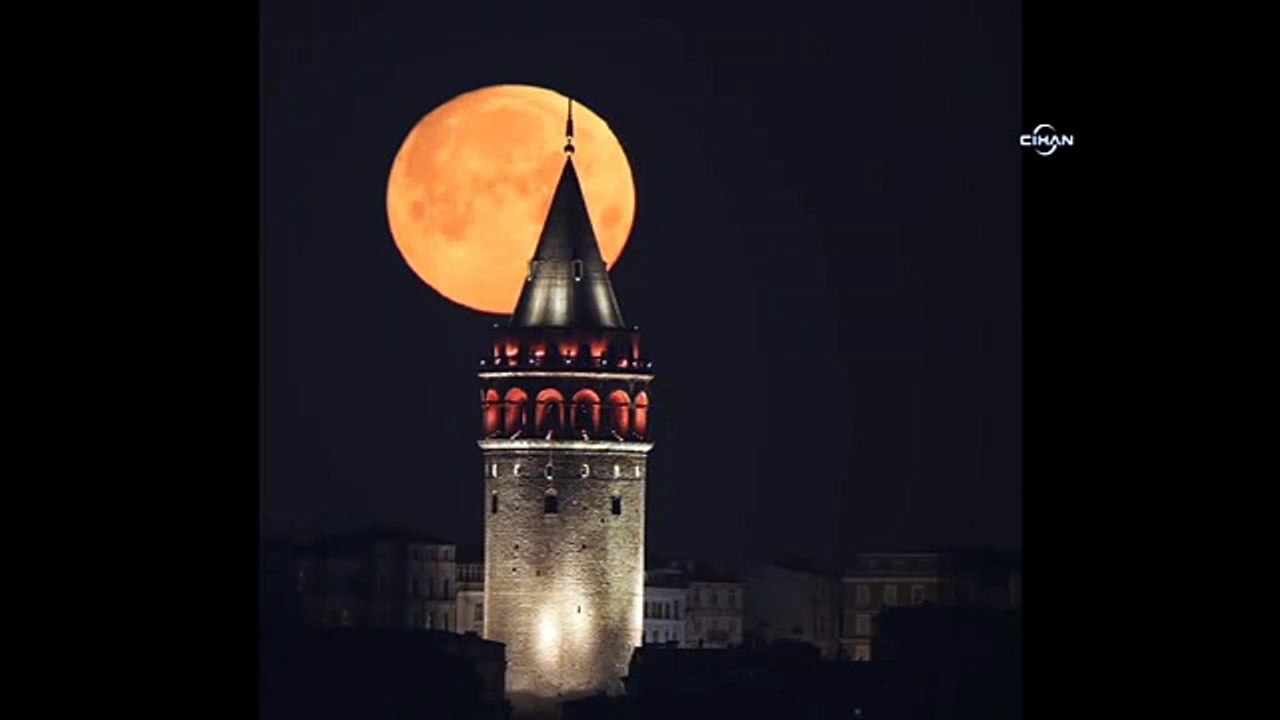 Ay ve Galata’nın muhteşem buluşması