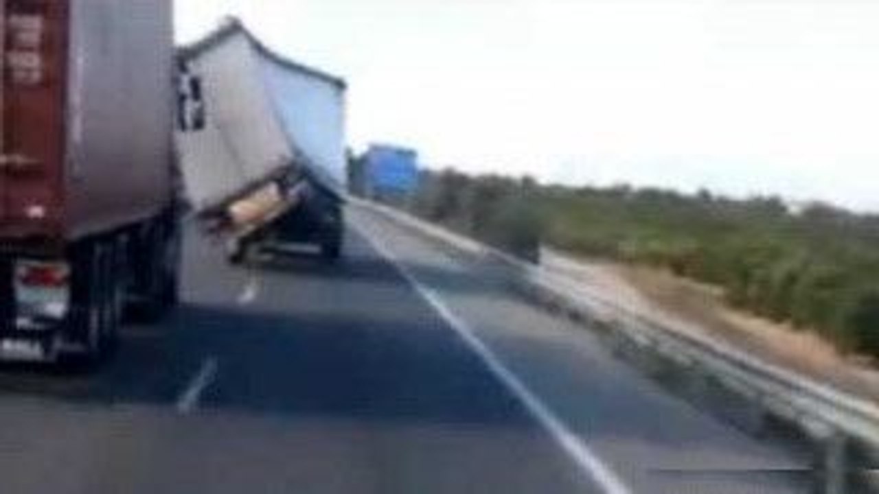 Truck Vs High Wind - Scary Footage-Top Funny Videos-Top Prank Videos-Top Vines Videos-Viral Video-Funny Fails