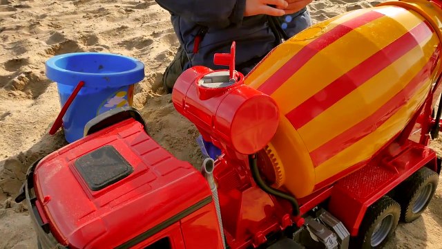 Бетономешалка Bruder Mercedes Benz. Рабочие машинки для детей