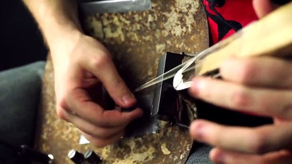 Une guitare à une corde construite avec une pelle !