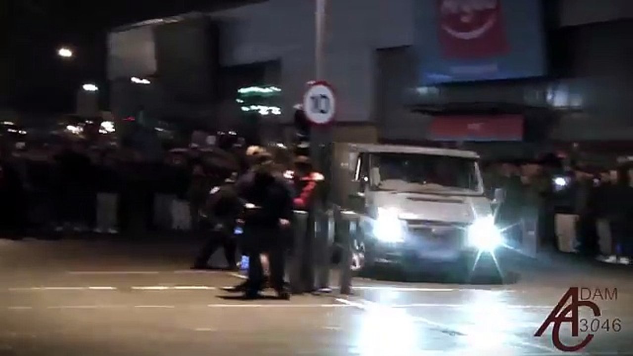 Drift com uma Ford Transit com o motor de um Nissan Skyline