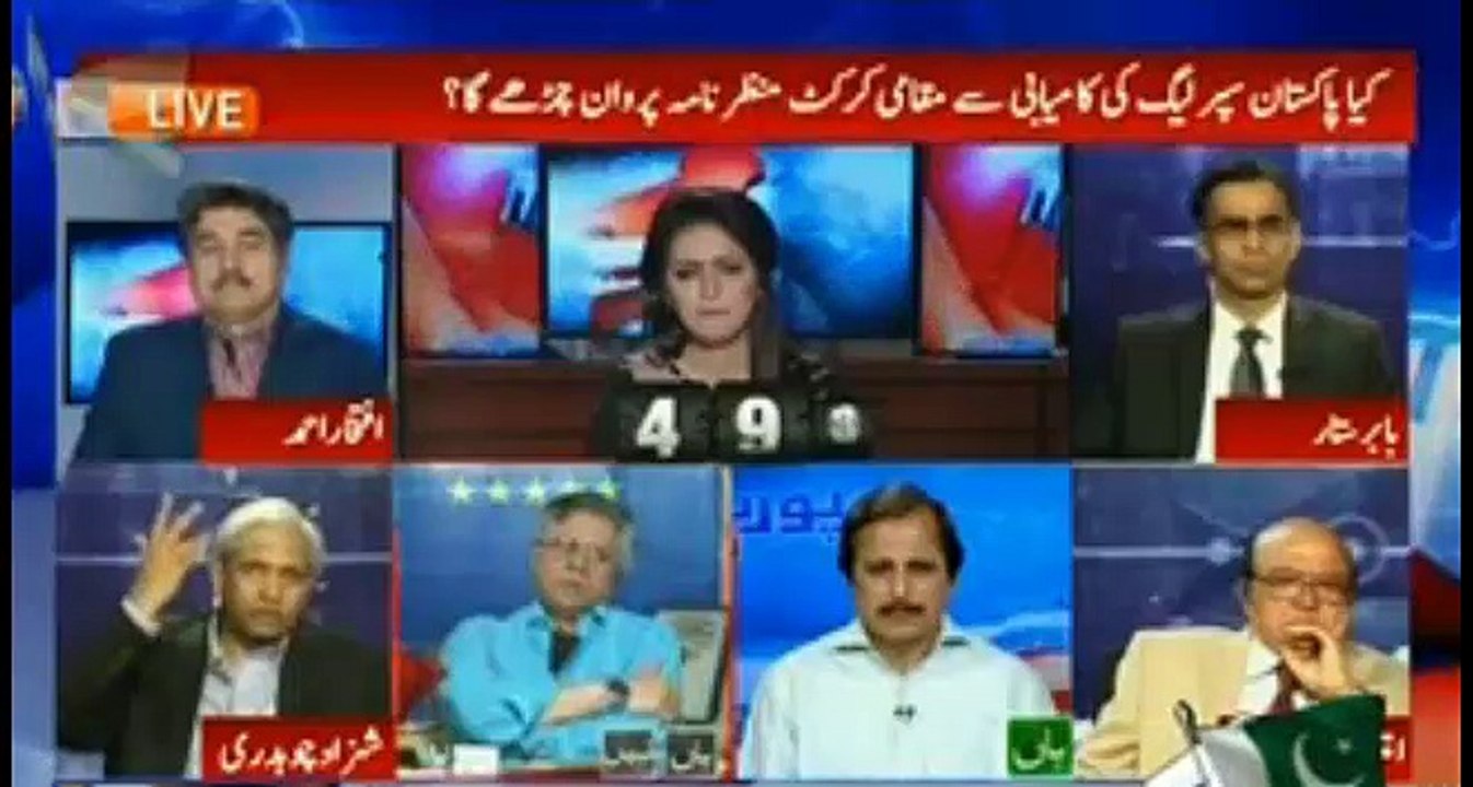 Watch Hassan Nisar's reply when Ayesha Baksh asked her which PSL team you like