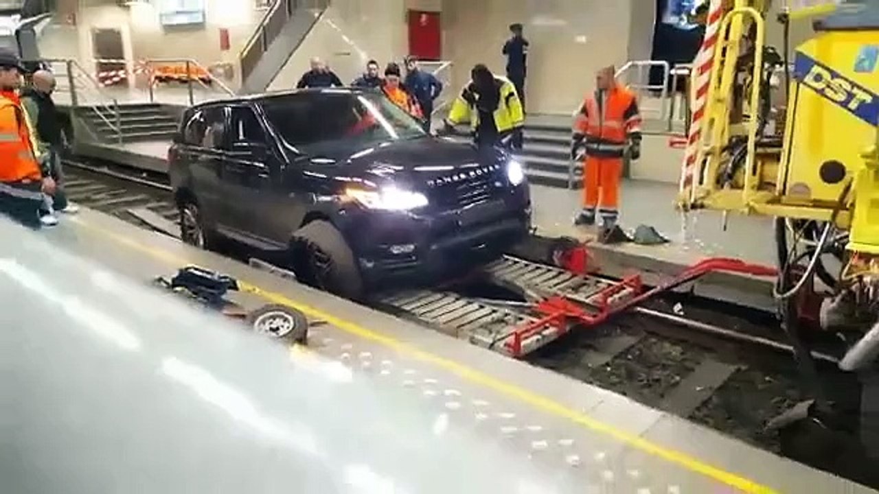 Range Rover dégagée des rails de la Gare du Midi (Bruxelles)