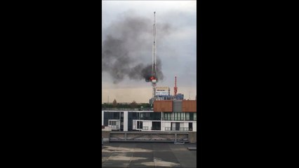 Une grue en feu s'écrase au sol à Melbourne