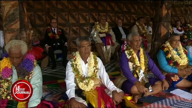 François Hollande s'applaudit tout seul pendant une cérémonie à Wallis-et-Futuna