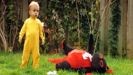 Em bé và gấu ! Đồ chơi trẻ em Cuộc chiến chinh phục đồ chơi