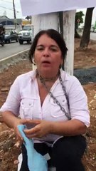 Em forma de protesto, ambulante se acorrenta na Avenida Beira Rio