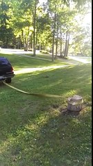 Fail : Il tente de déraciner un arbre avec son pick-up !
