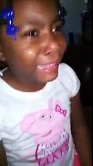 Esta niña no puede dejar de llorar al enterarse que Obama no volverá a ser presidente