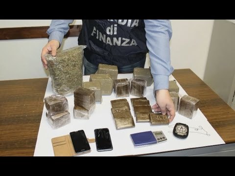 Luino (VA) - Arrestati due corrieri , uno invalido, con 8 chili di hashish e marijuana (23.02.16)