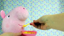 Свинка Пеппа малыш меняем подгузник кушает какает купается спит мультик игра для детей 2016