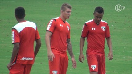 Promessas do São Paulo entram na onda do gol sem ângulo