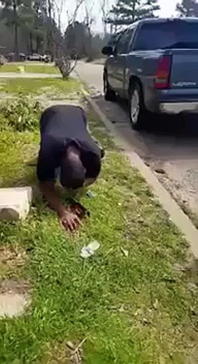 Il essaye de se casser une bouteille sur la tête