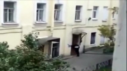 Ce fou essaye de défoncer une porte avec sa.. TETE !!!